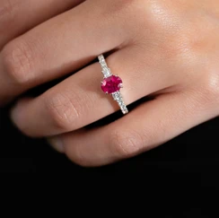 Nhẫn đá ruby ​​với viên kim cương cắt kiểu công chúa.